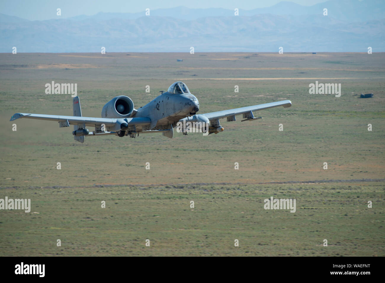 Un A-10 Thunderbolt II, à partir de la 190e Escadron de chasse des trains avec des cibles, Orchard Centre d'instruction au combat, Boise, Idaho le 19 août, 2019. Virginia Gov. Brad peu et d'autres éminents visiteurs sont venus au centre de formation de regarder A-10 Thunderbolt II à la cible. (U.S. Air National Guard photo par Ryan White) Banque D'Images