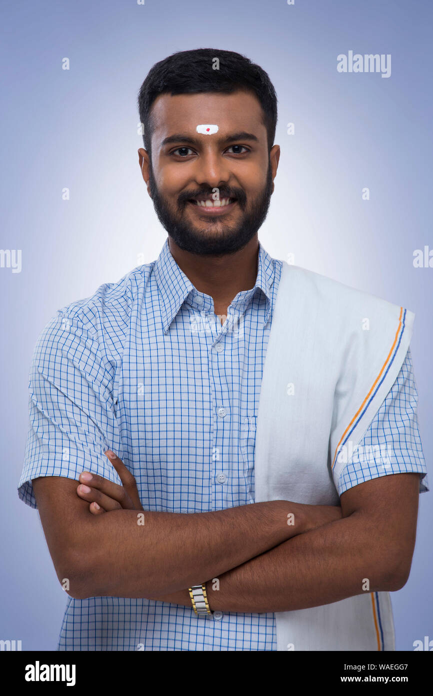 Portrait of a south Indian man smiling at the camera Banque D'Images