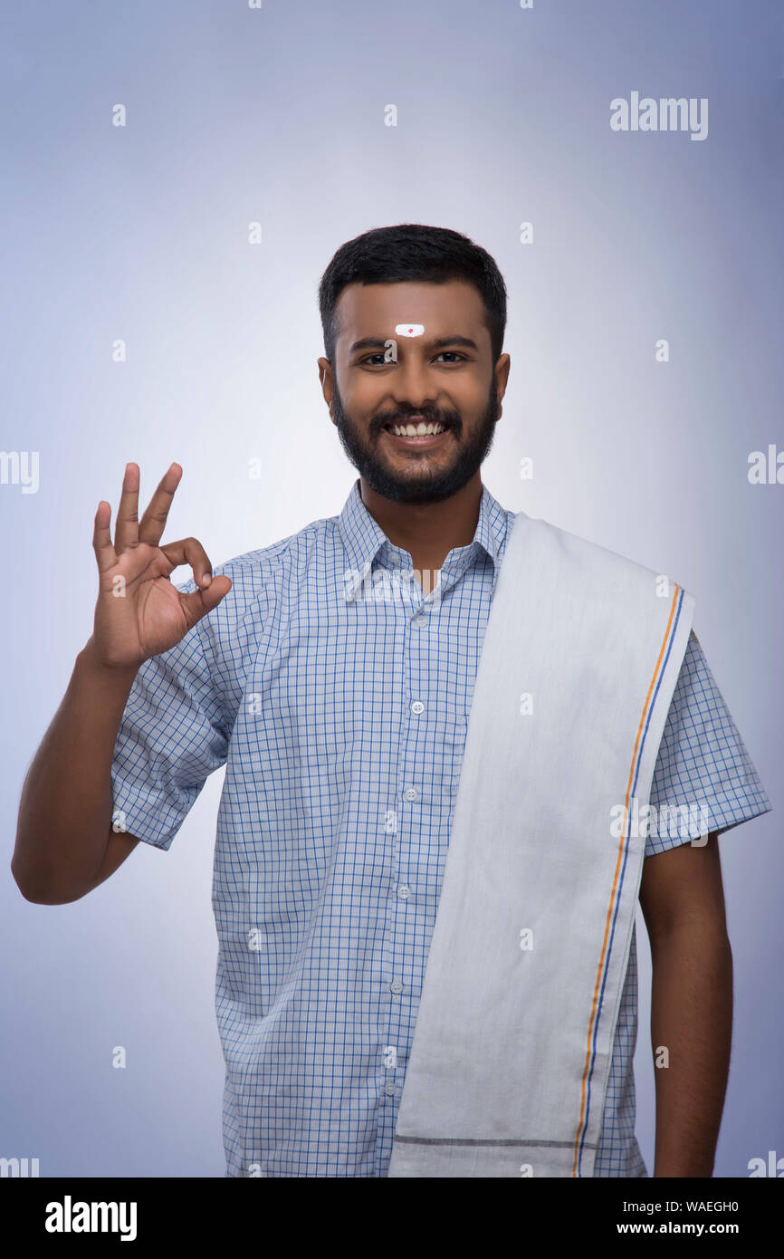 Portrait of a south Indian man smiling at the camera Banque D'Images