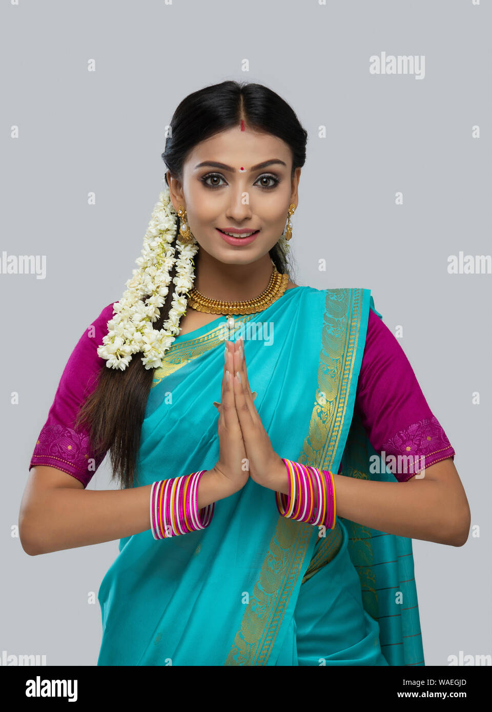 Femme de l'Inde du sud et de souhaits smiling at the camera Banque D'Images