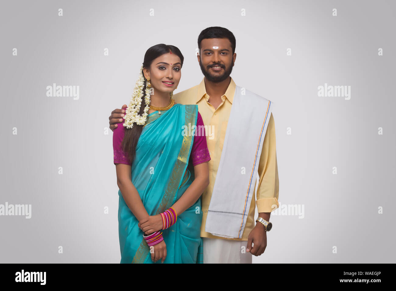 Portrait d'un Indien du sud couple smiling at the camera Banque D'Images