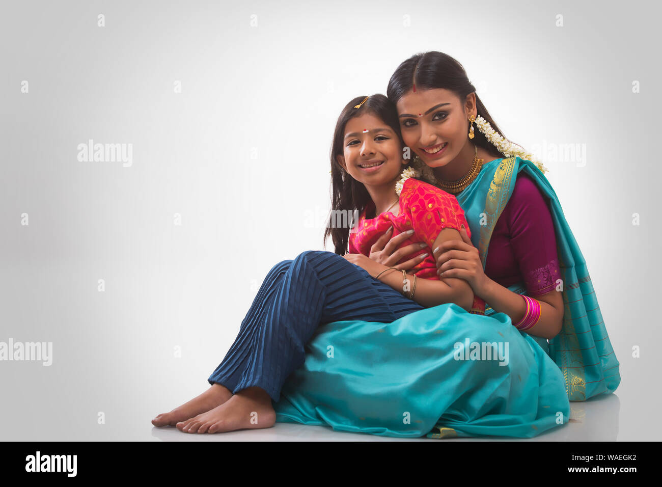 Fille est assise dans sa tour et les mères smiling at the camera Banque D'Images