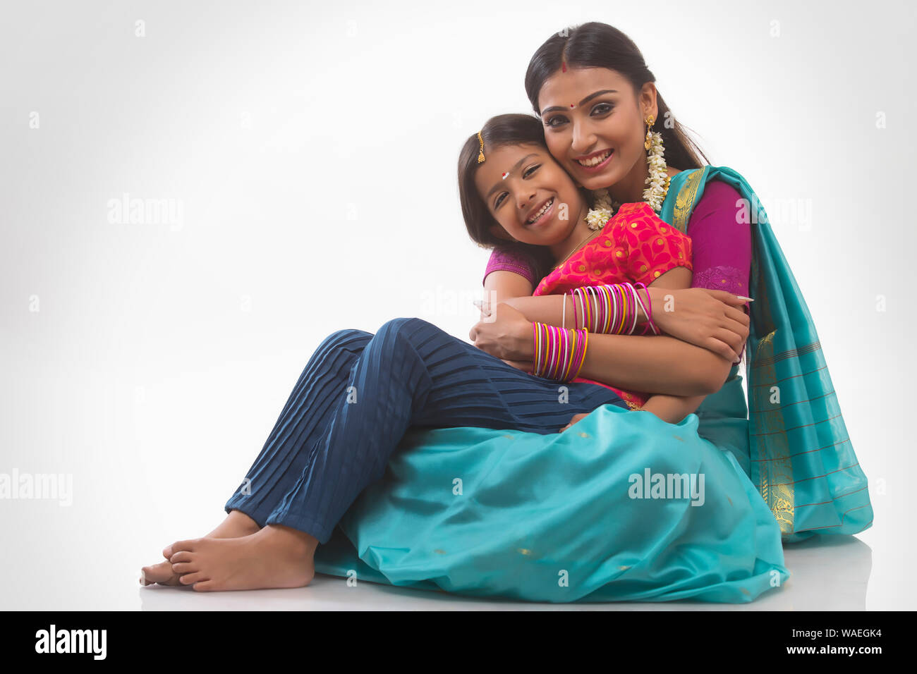 Fille est assise dans sa tour et les mères smiling at the camera Banque D'Images