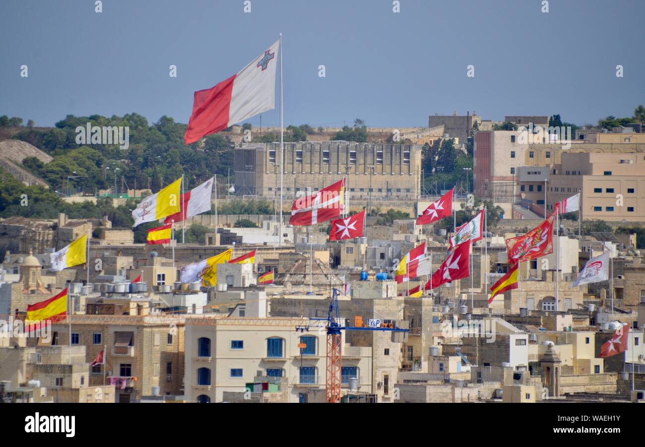 Vue sur le vieux port de la valette avec battant pavillon malte Banque D'Images