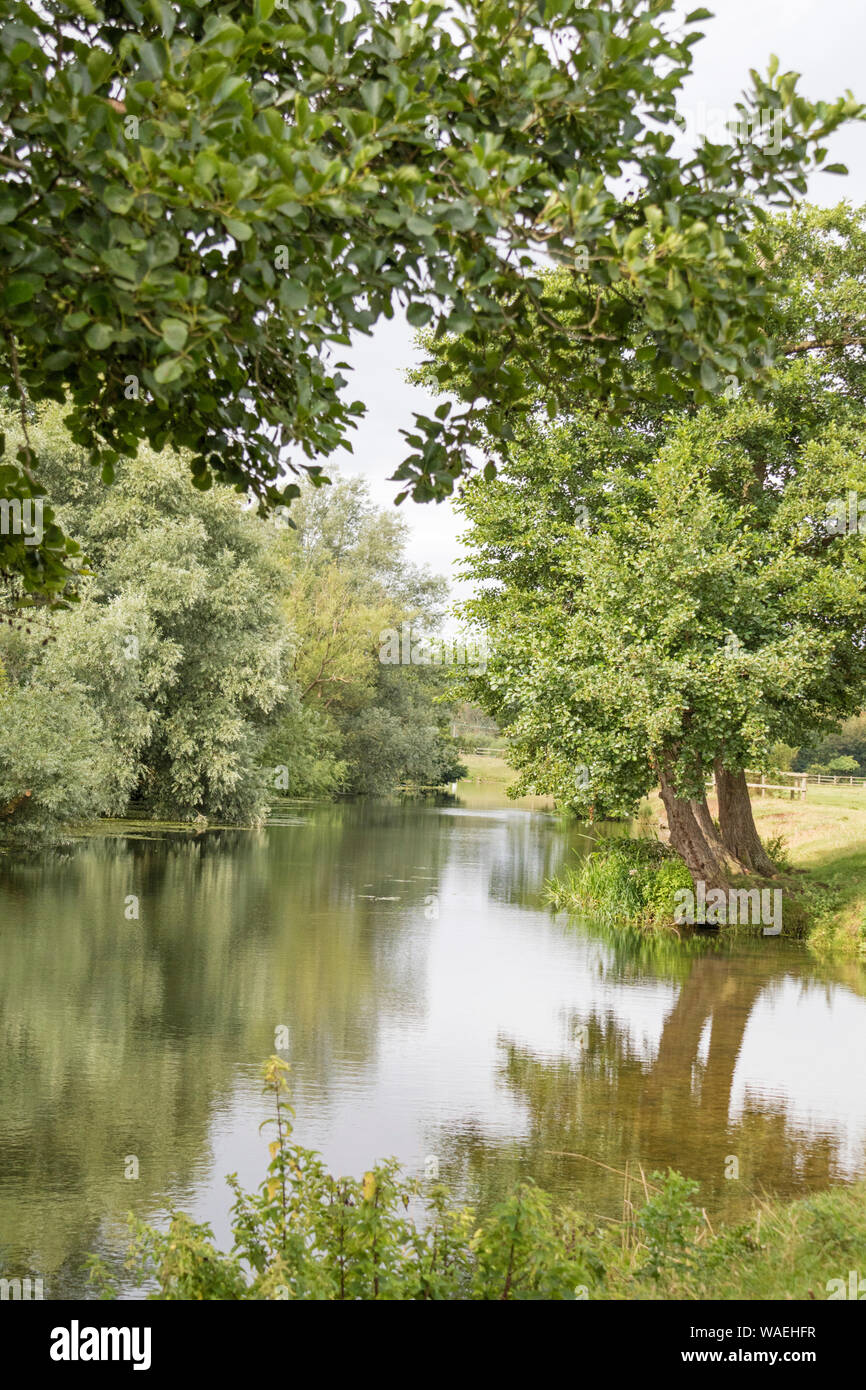 La rivière Stour entre Dedham et moulin de Flatford, Suffolk, Angleterre, RU Banque D'Images