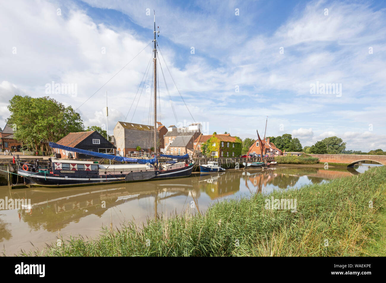 Bateaux amarrés sur la rivière Alde au Snape Maltings sur les rives de la rivière Alde à Rogue, sur la côte du Suffolk, Suffolk, Angleterre, RU Banque D'Images