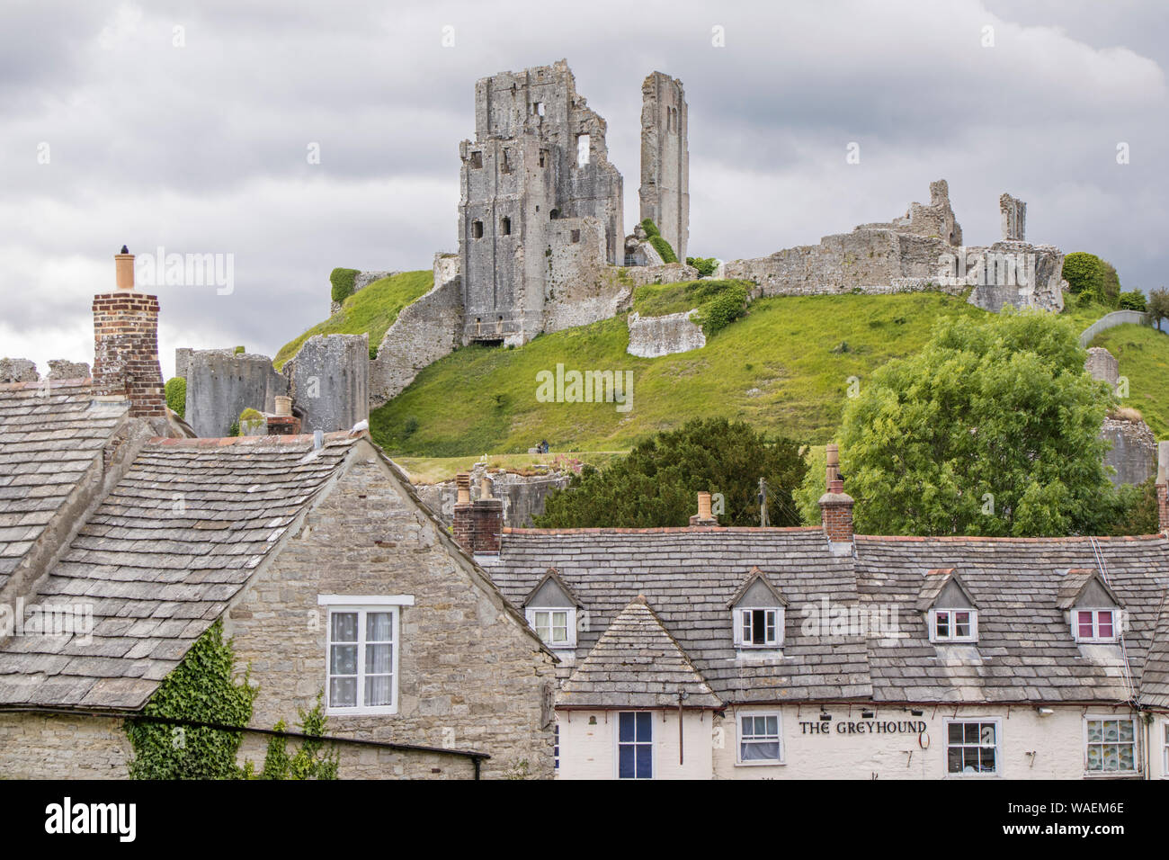 La destination touristique populaire de Corfe Castle un village pittoresque dans le Dorset, Angleterre, RU Banque D'Images