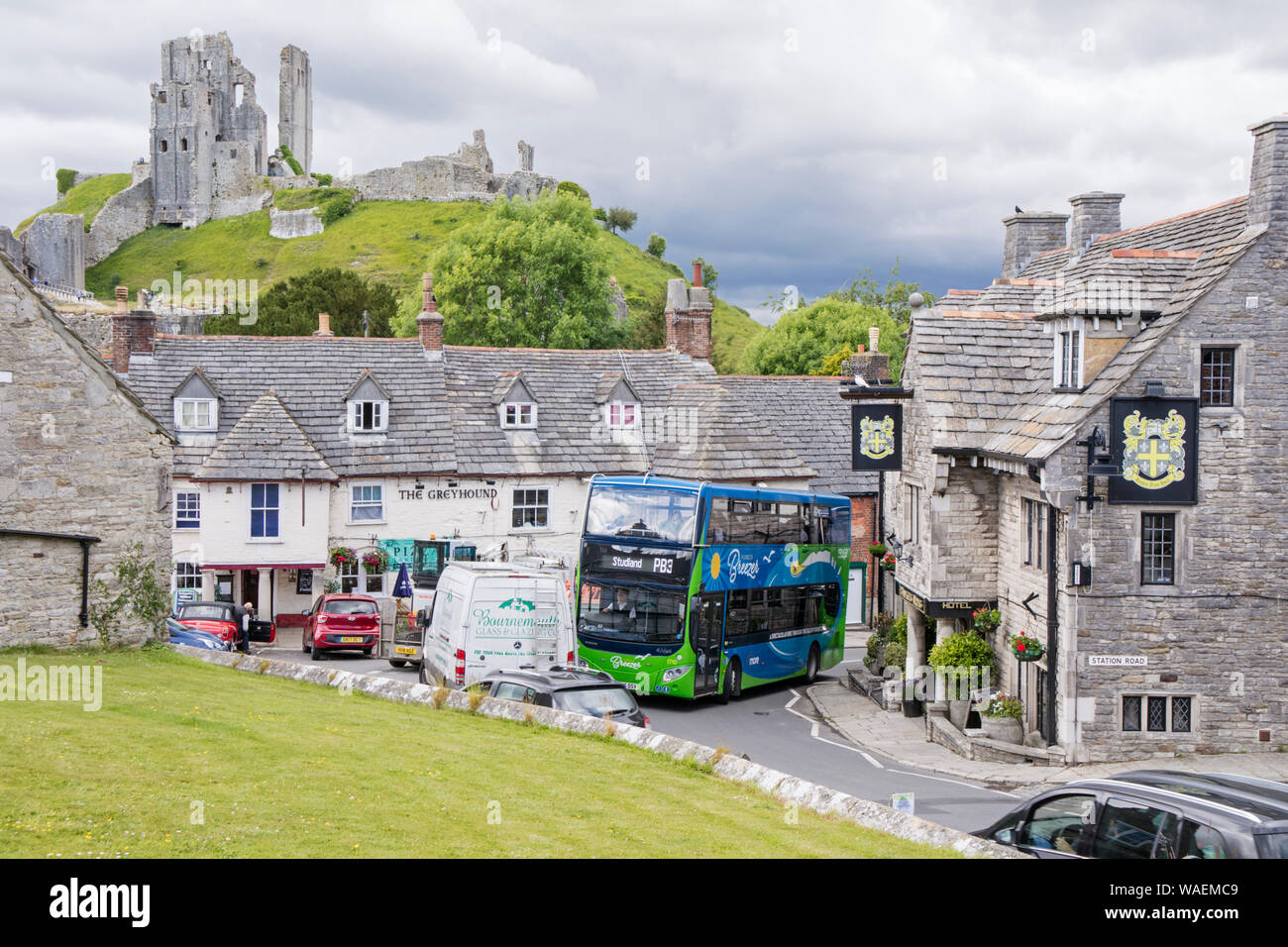 Le trafic lourd dans la destination touristique populaire de Corfe Castle un village pittoresque dans le Dorset, Angleterre, RU Banque D'Images