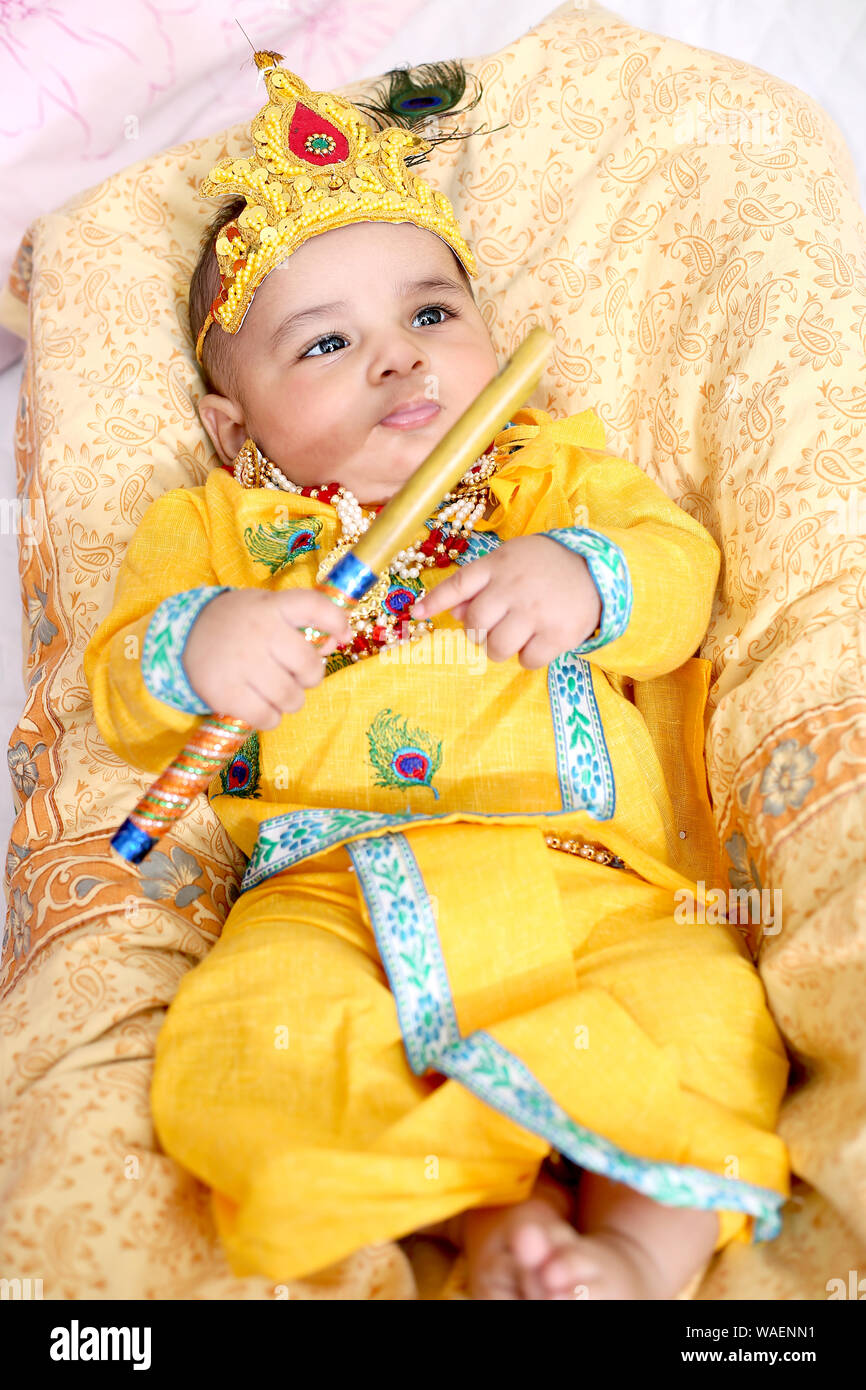 Photo du petit enfant indien portant le Seigneur Krishna Janmashtami fête du costume et du festival. Isolé sur fond blanc. Banque D'Images