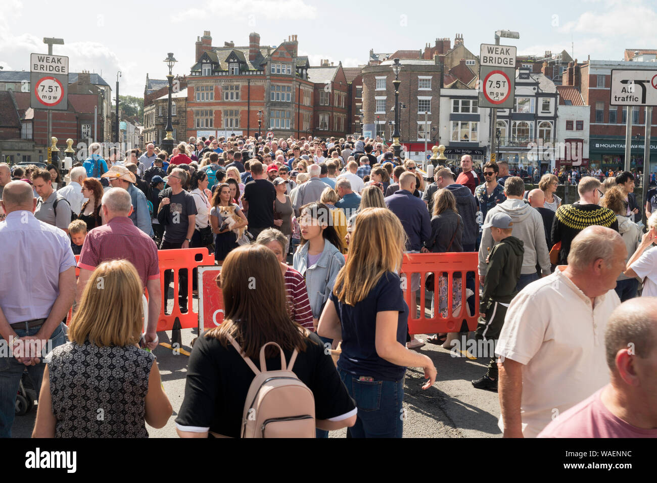 Des foules de personnes traversant le pont tournant au cours de Whitby Folk Festival, North Yorkshire, England, UK Banque D'Images