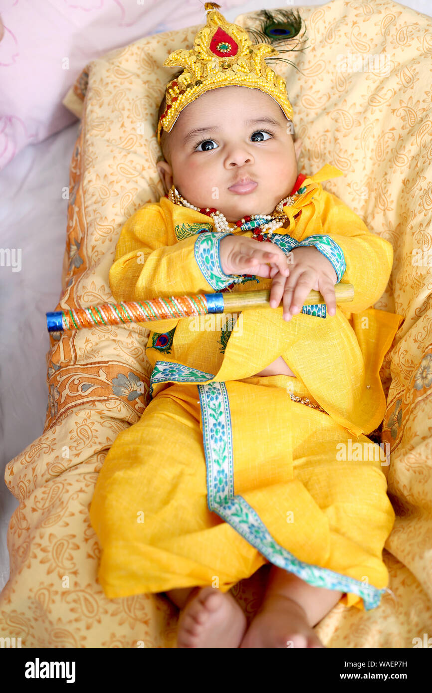 Photo du petit enfant indien portant le Seigneur Krishna Janmashtami fête du costume et du festival. Isolé sur fond blanc. Banque D'Images