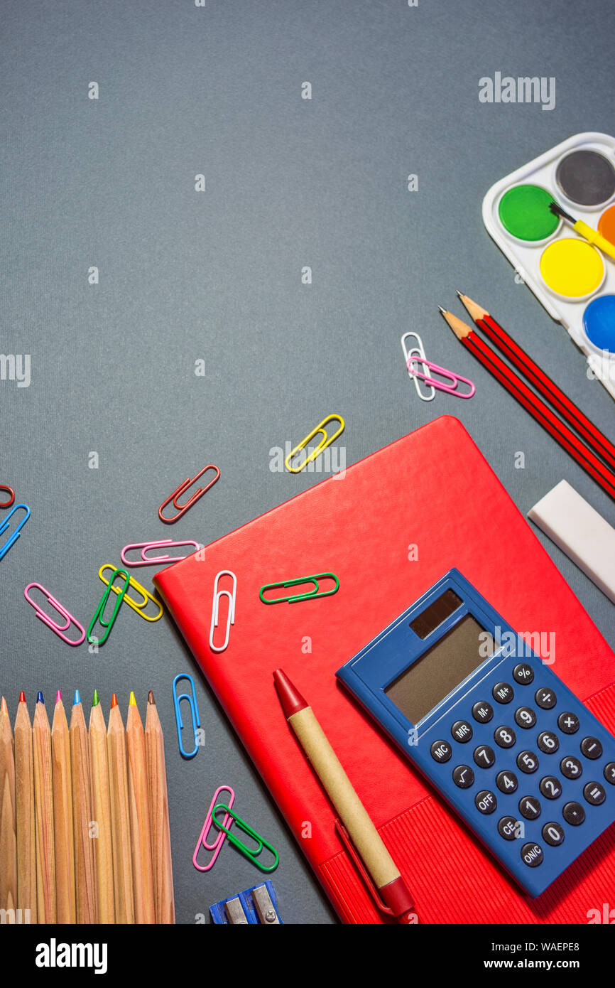 Les fournitures scolaires sur fond sombre, concept retour à l'école. Vue de dessus avec l'exemplaire de l'espace. Banque D'Images