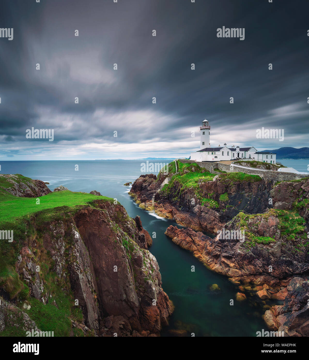 Des nuages sombres se déplacent sur la Fanad Head Lighthouse en Irlande Banque D'Images