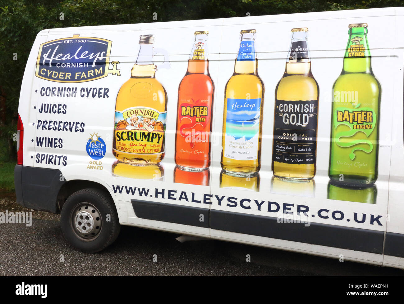 Un van de marque à l'extérieur de l'Cyder Farm à Penhallow.Healey's Cornish Cyder Farm est une entreprise familiale indépendante à Penhallow, UK. Elle brasse et distribue ses propres cyder, brandy, whisky, vins de fruits du pays et le jus de pomme, tous produits sur place. Sa principale marque cyder Rattler est disponible dans les deux variétés de poires et nuageux. Banque D'Images