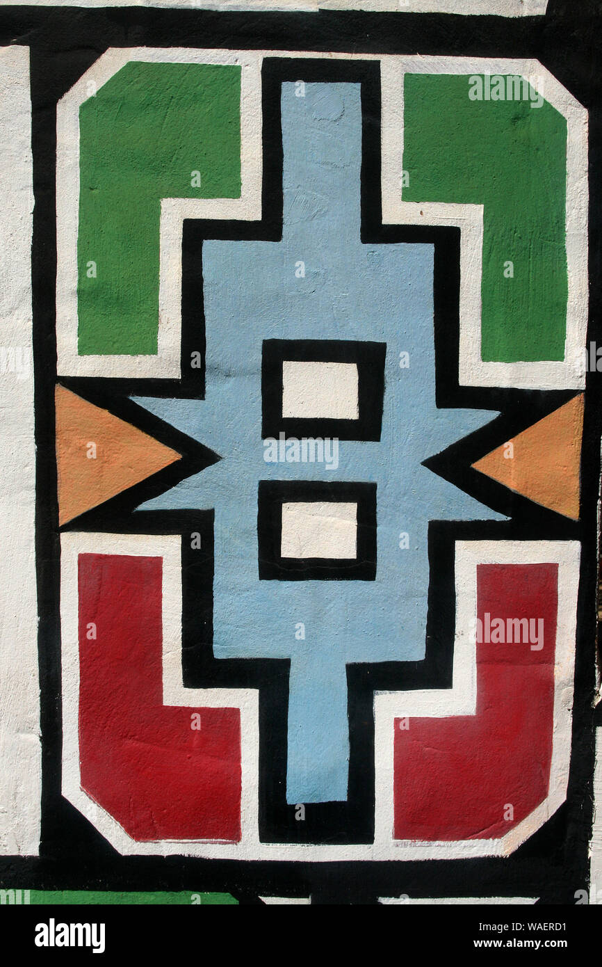 Murs peints traditionnels Ndebele à Lesedi Cultural Village, berceau de l'humanité, l'Afrique du Sud Banque D'Images