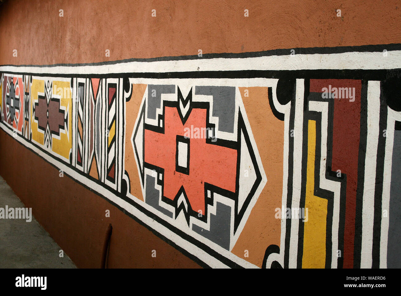 Murs peints traditionnels Ndebele à Lesedi Cultural Village, berceau de l'humanité, l'Afrique du Sud Banque D'Images