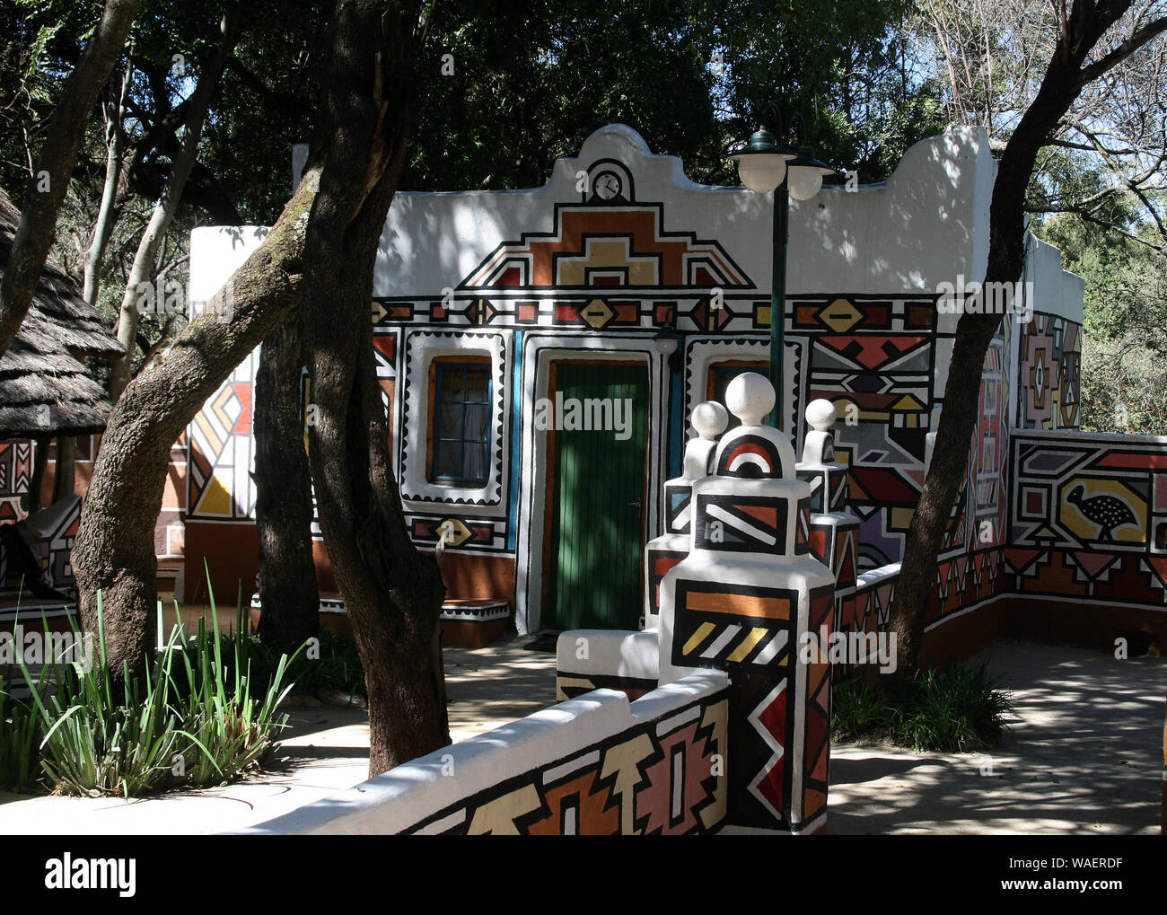 Murs peints traditionnels Ndebele à Lesedi Cultural Village, berceau de l'humanité, l'Afrique du Sud Banque D'Images