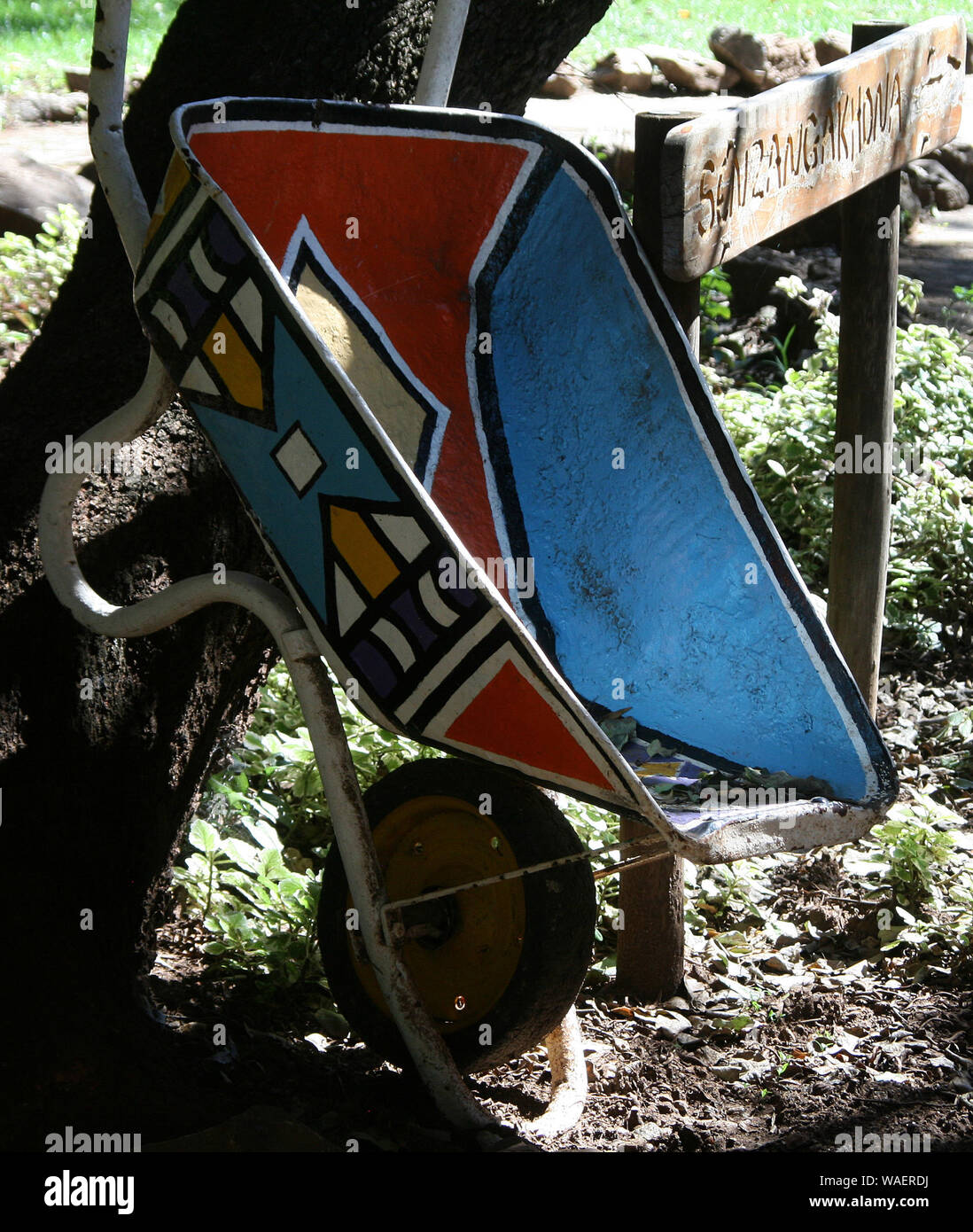 Brouette peinte en Ndebele traditionnels designs à Lesedi Cultural Village, berceau de l'humanité, l'Afrique du Sud Banque D'Images