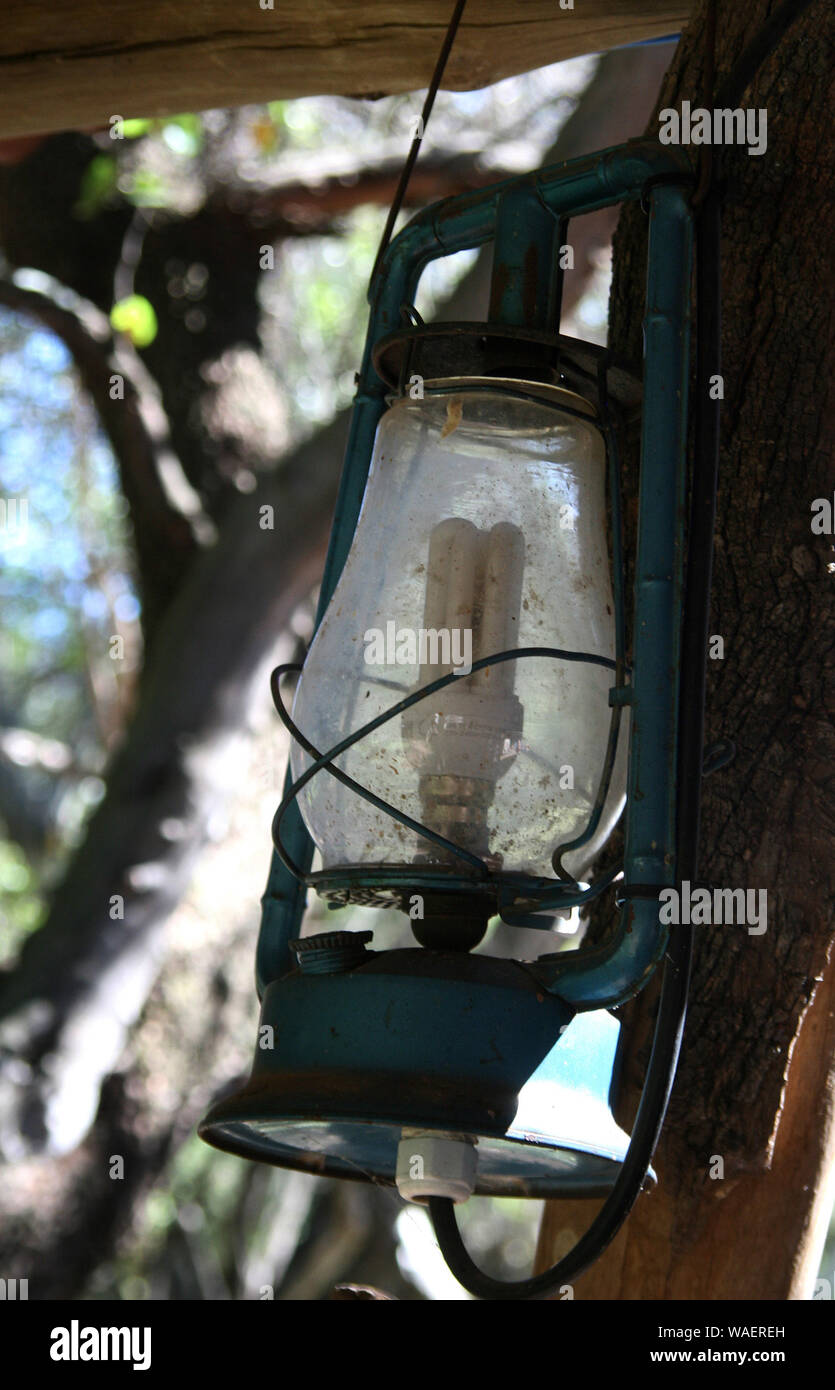 Ancienne lampe à huile connexion électrique au niveau culturel de Lesedi, berceau de l'humanité, l'Afrique du Sud Banque D'Images