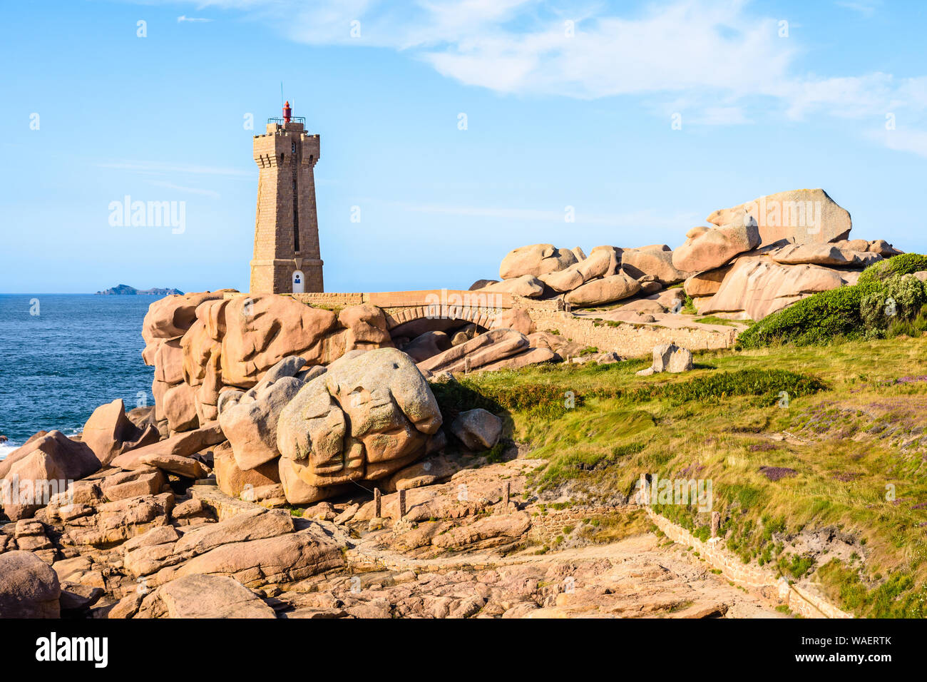 Le phare de Ploumanac'h, nommé dire Ruz, sur la Côte de Granit Rose à Perros-Guirec, le nord de la Bretagne, France. Banque D'Images