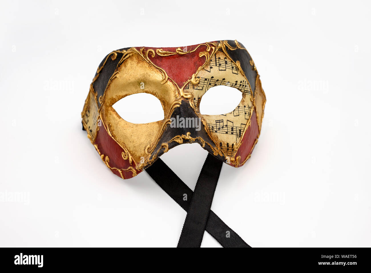 Doré, rouge et noir masque de carnaval vénitien isolé sur fond blanc (vue de face) Banque D'Images