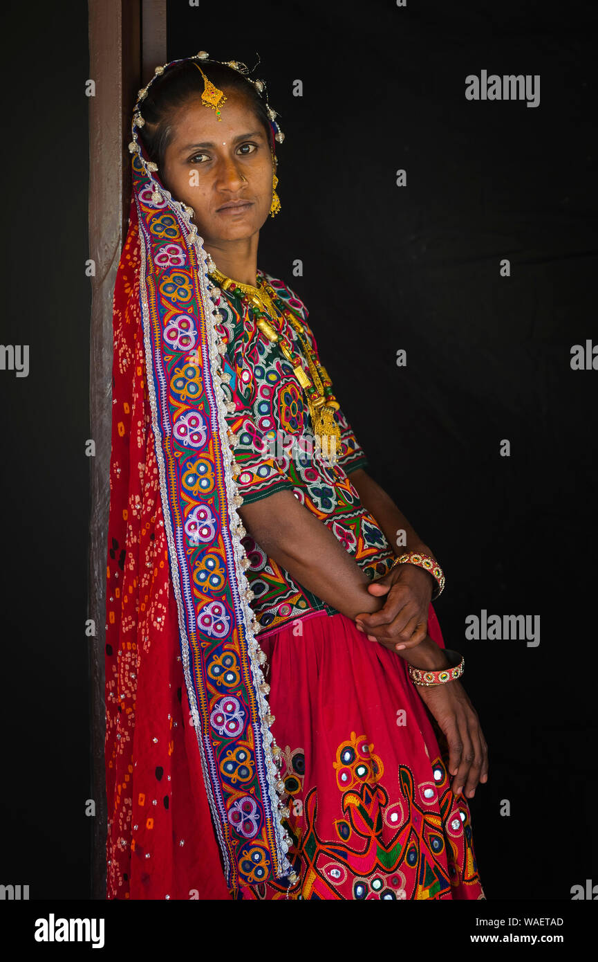 Ahir femme en tissu coloré traditionnel, grand désert du Rann de Kutch, Gujarat, Inde Banque D'Images