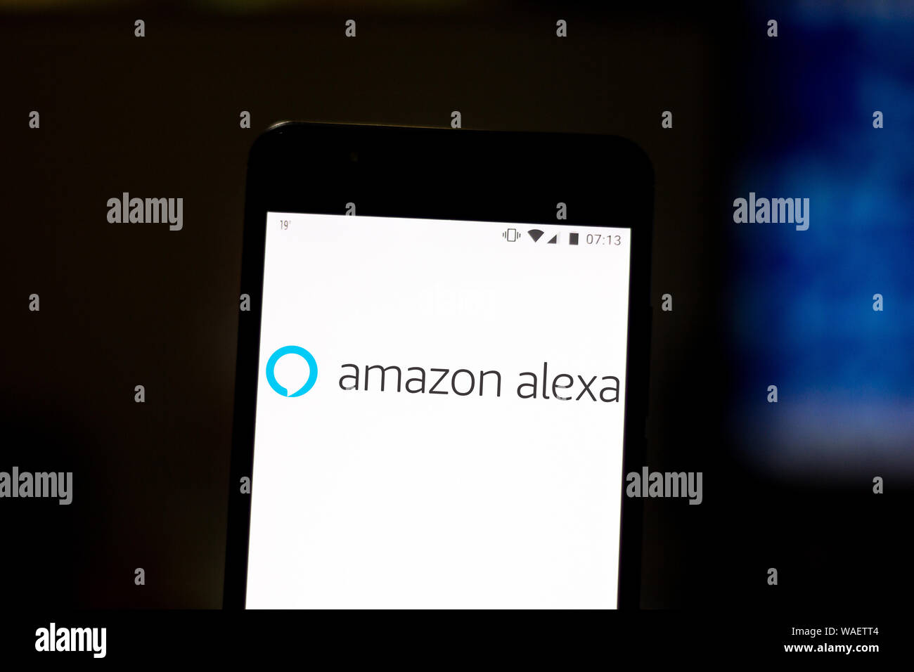 Sur cette photo, illustration, l'Amazon Alexa logo est affiché sur un smartphone. Banque D'Images