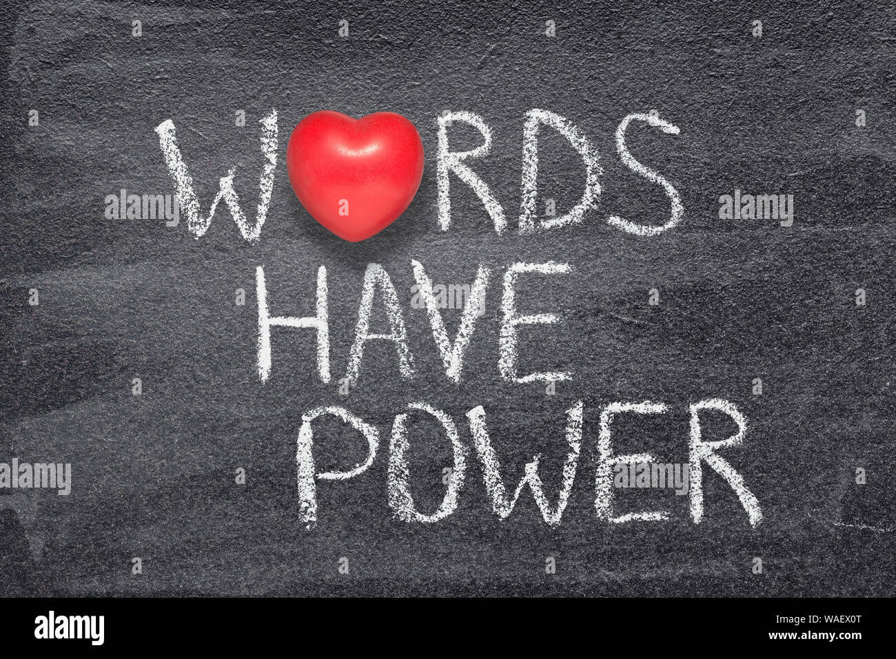 Les mots ont un pouvoir de phrase écrite sur tableau noir avec le symbole de coeur rouge au lieu d'O Banque D'Images