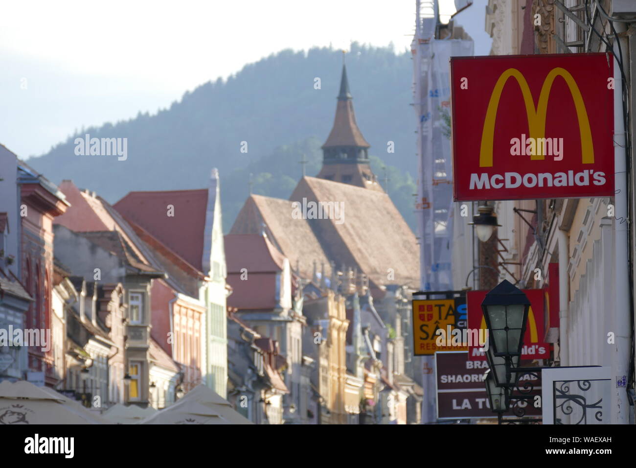 Un McDonald's signe dans le ville de Transylvanie de Brasov en Roumanie. Photo par Adam Alexander Banque D'Images