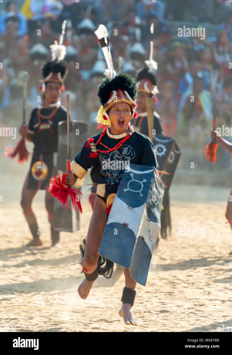 Le Nagaland, Inde, décembre 2013, guerrier Naga effectuant des jeux pendant le Festival Calao. Banque D'Images