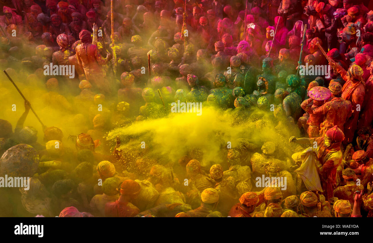 Les hommes de Nandgaon s'asseoir dans un Samaaj ou réunion communautaire pendant le festival de Holi, Mathura, Uttar Pradesh, Inde. Banque D'Images