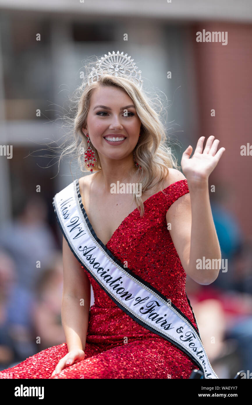 Buckhannon, West Virginia, USA - Mai 18, 2019 : Festival de la Fraise, Mlle Virginie de l'Association canadienne des foires et festivals, d'être transportés vers le bas main Banque D'Images