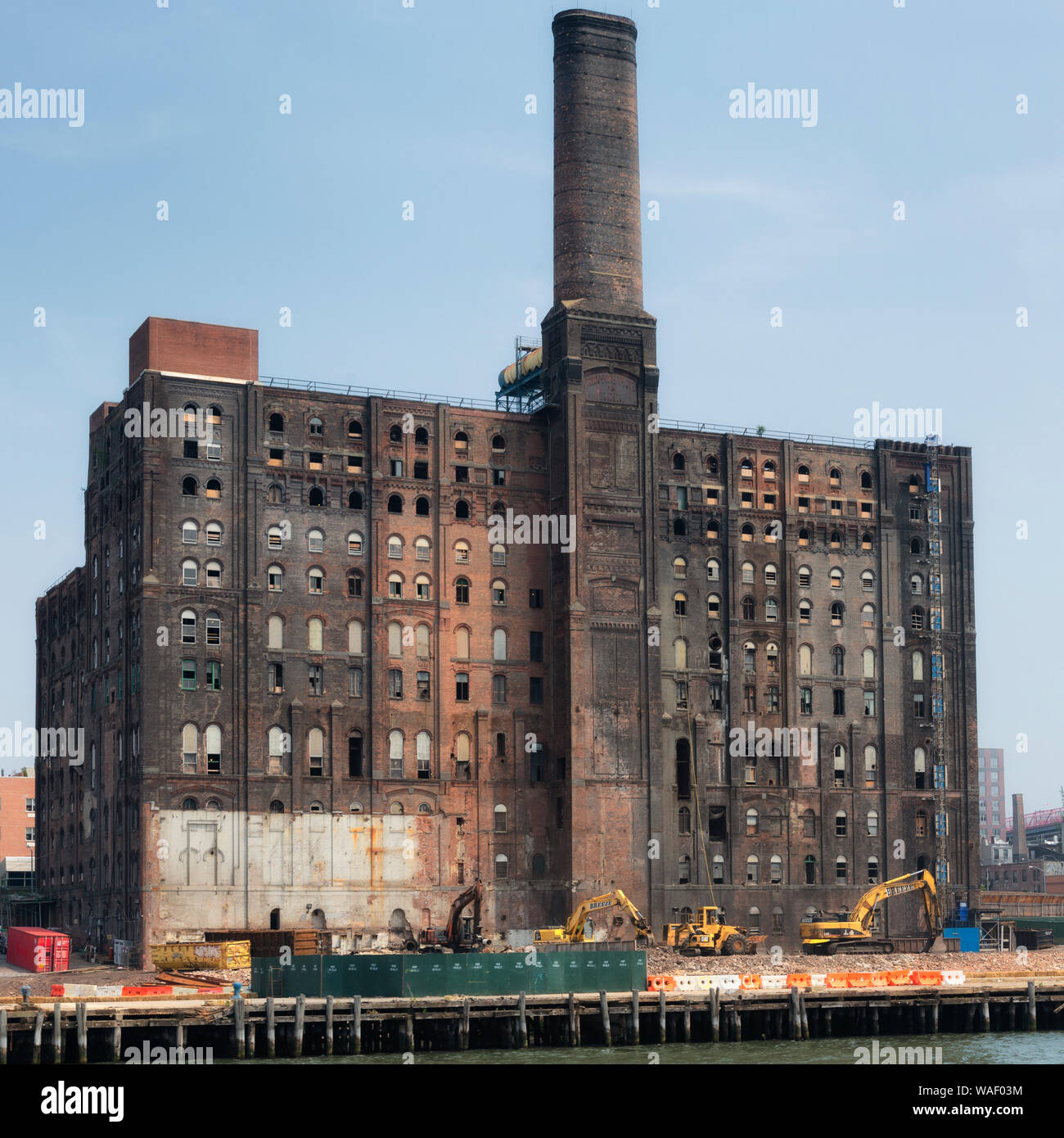 New York, USA sur Juillet 2015 - Domino Sugar Refinery dans Williansburg, Brooklyn, pendant les travaux pour la création du parc de Domino. Banque D'Images