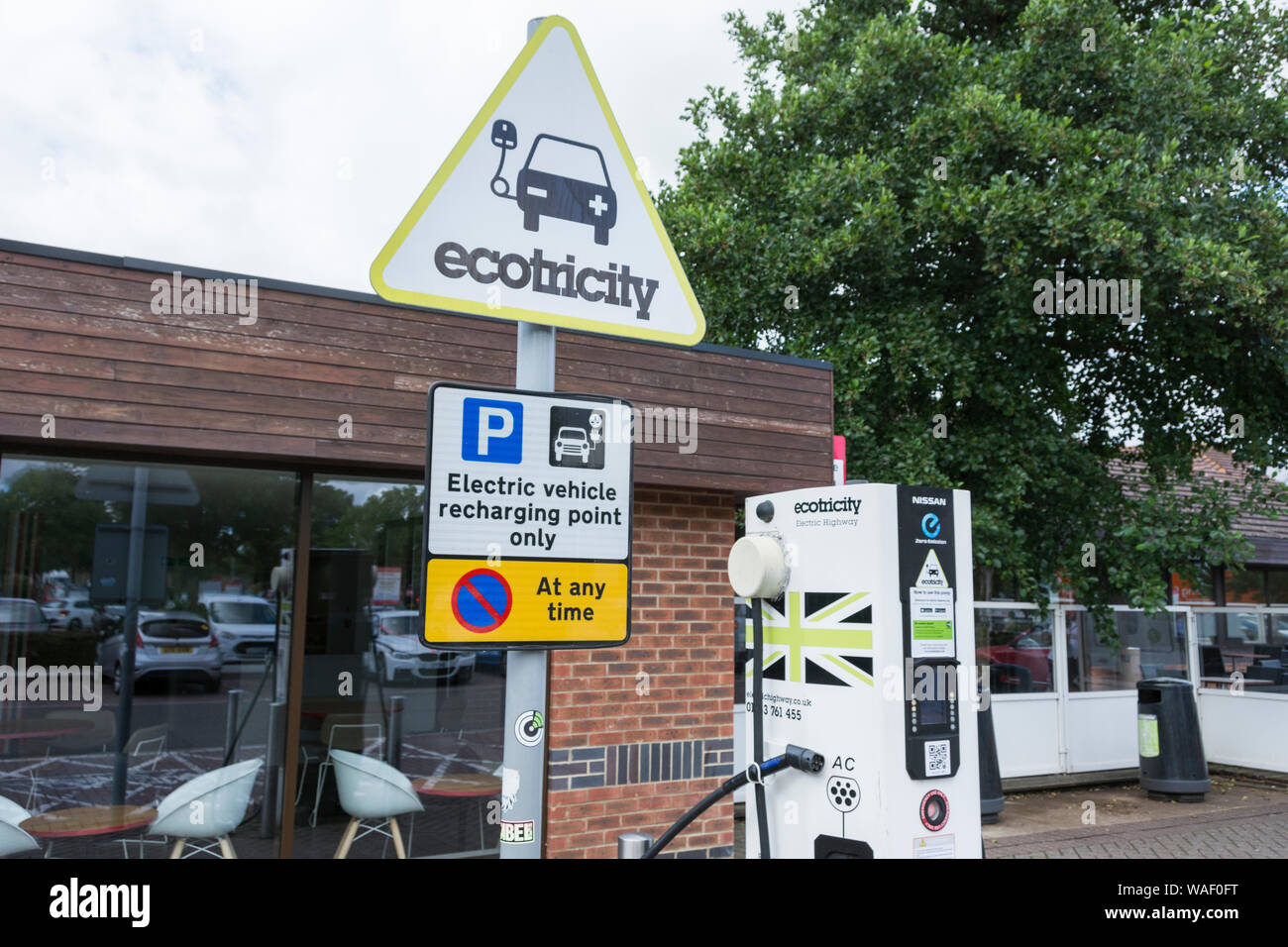 Ecotricity de recharge de véhicules électriques au point services Warwick station d'autoroute sur le M40 Banque D'Images