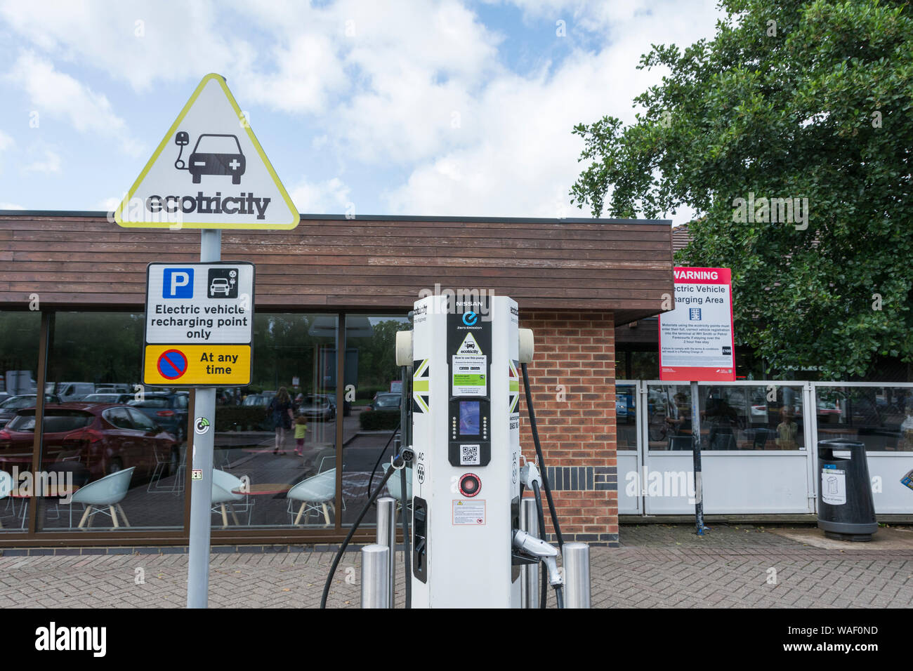 Ecotricity de recharge de véhicules électriques au point services Warwick station d'autoroute sur le M40 Banque D'Images