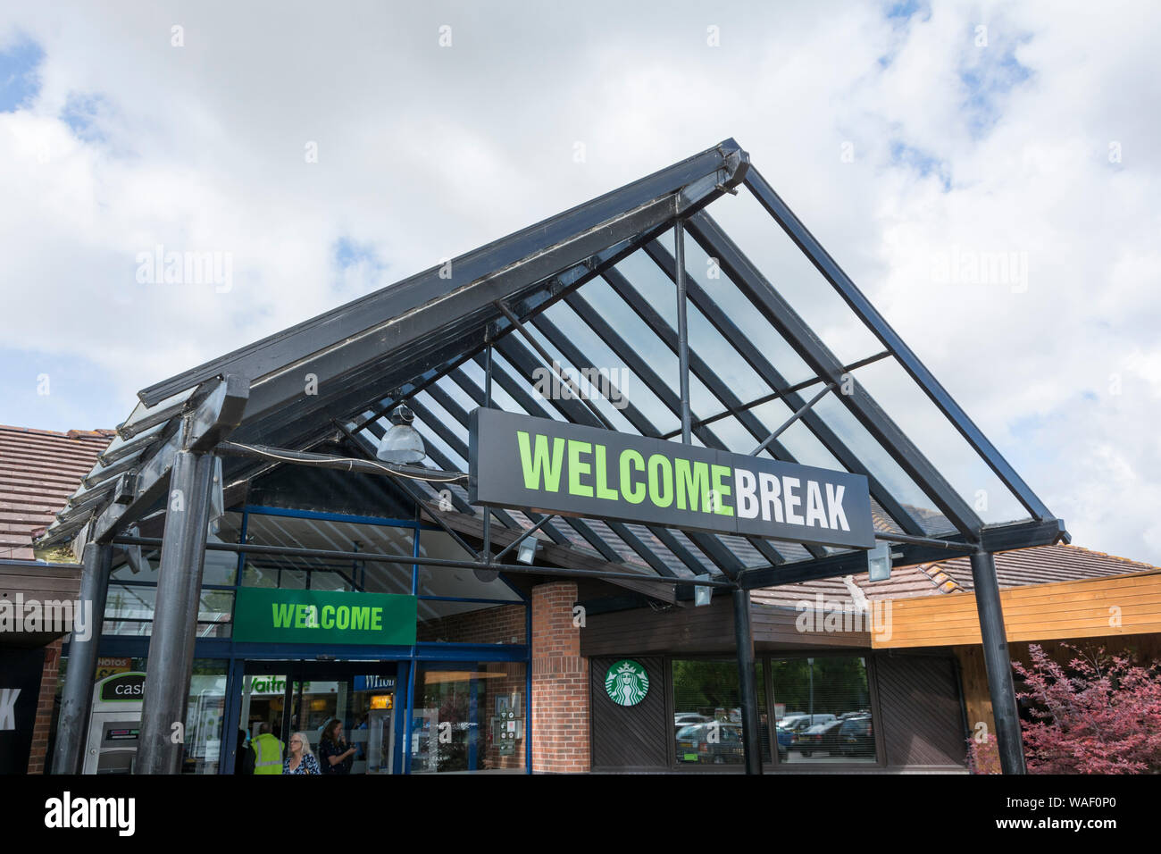 Entrée aux services de Warwick Bienvenue à la station de service de l'autoroute Break sur la M40, Angleterre, Royaume-Uni Banque D'Images