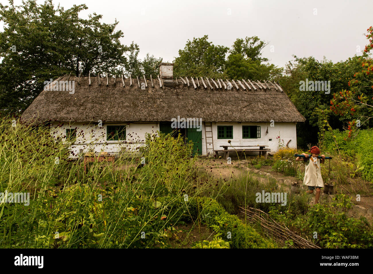 Une maison de campagne du xixe siècle au toit de chaume vu à Lejre musée de plein air - "terre de légendes" - le 14 août 2019, à Lejre, au Danemark. Le musée en plein air constituent environ 45 hectares et fait partie du Musée National du Danemark. Ici, les visiteurs se réunit des bénévoles vêtus de costumes de l'époque dans le cadre de la "Living History" concept comme un Viking, à l'âge de fer villager etc. Le musée est situé à 13 km à l'ouest de Roskilde et à 50 km à l'ouest de Copenhague. Banque D'Images