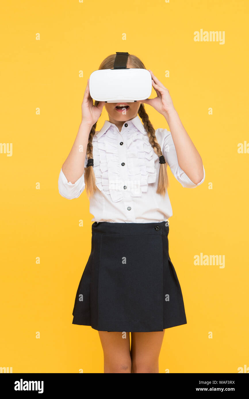 Les technologies modernes. Petit enfant porter des lunettes sans fil VR. Happy kid utiliser les technologies modernes. L'éducation future. retour à l'école. Avenir numérique et l'innovation. La réalité virtuelle. Petite fille dans casque VR. Banque D'Images