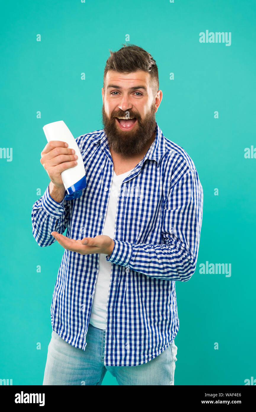 Bouteille de shampoing en attente de l'homme. Soins capillaires. Shampoing pour usage quotidien. Lotion pour la peau. Shampoing et après que vous choisissez peut faire toute la différence dans les cheveux commençant juste à racines. Cosmétiques soins du corps bain douche. Banque D'Images Bouteille de shampoing en attente de l'homme. Soins capillaires. Shampoing pour usage quotidien. Lotion pour la peau. Shampoing et après que vous choisissez peut faire toute la différence dans les cheveux commençant juste à racines. Cosmétiques soins du corps bain douche. Banque D'Images
