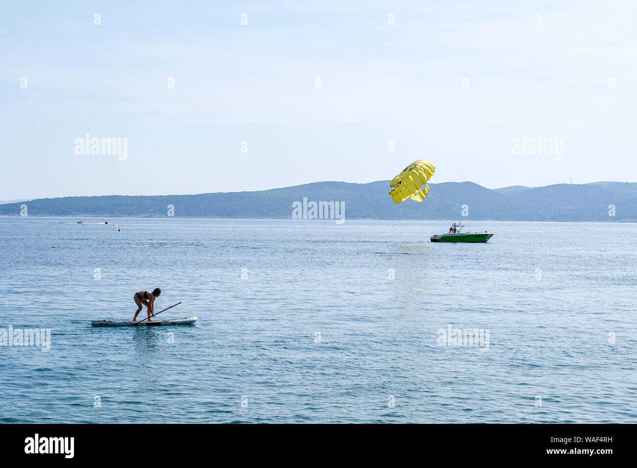 Le parapente et la loi sur l'équilibre sur un paddleboard dans la mer Adriatique sur la côte de Makarska Banque D'Images