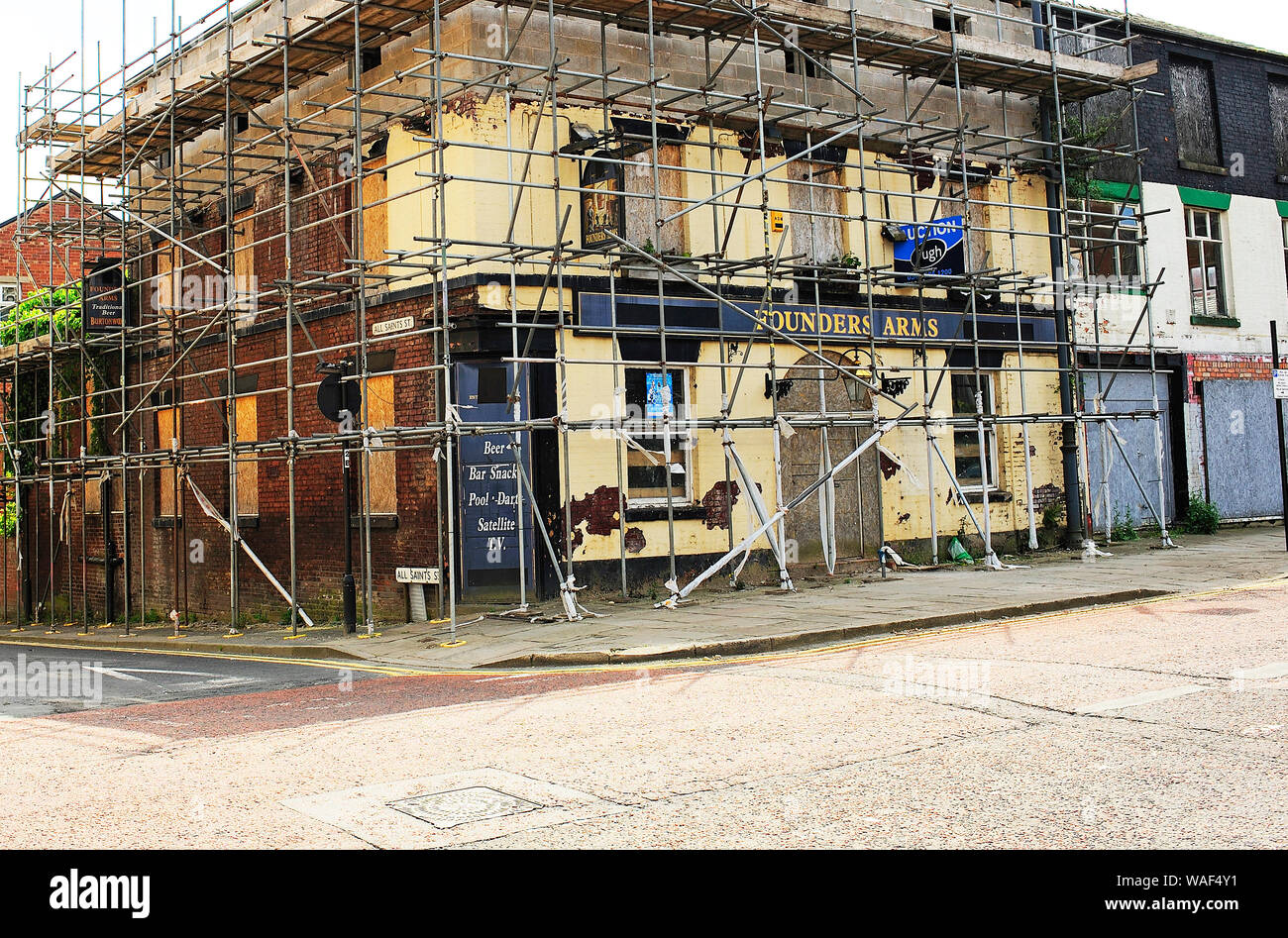 British pub à Bolton Centre ville abandonnée et en mauvais état a été fermée en 2015 Banque D'Images