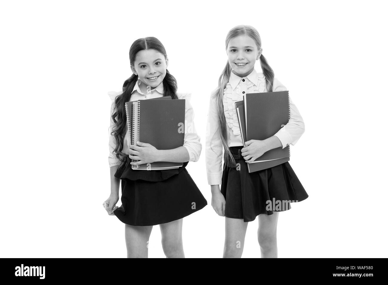 Nous sommes en train d'écrire notre avenir. Les petites filles tenant des cahiers pour l'écriture de leçon. Peu d'enfants apprennent à lire et à écrire à l'école. L'apprentissage de l'écriture à l'école primaire. Banque D'Images