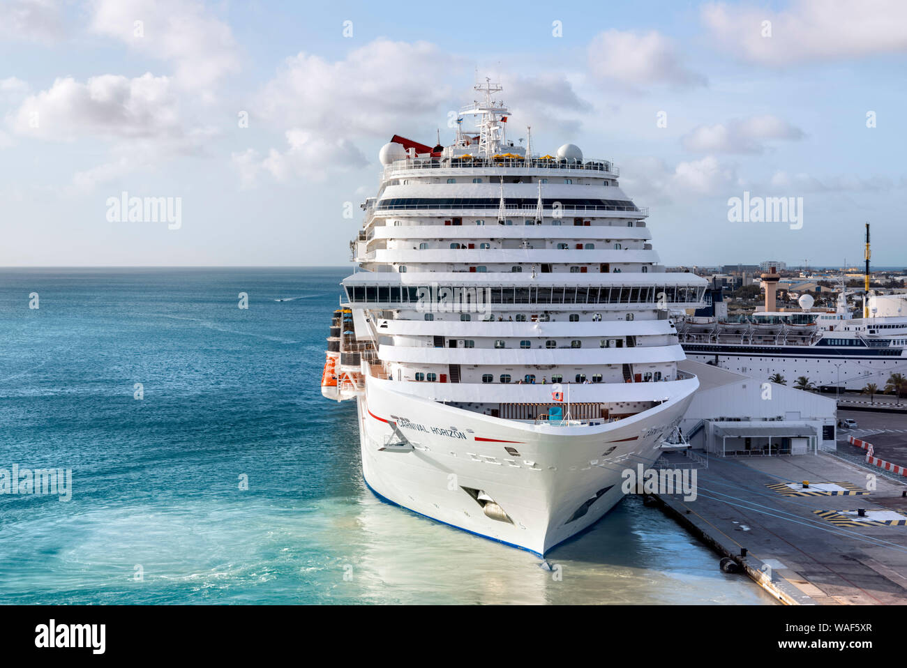 Horizon Carnival Cruise ship vue avant du terminal de croisière amarré à Aruba Banque D'Images