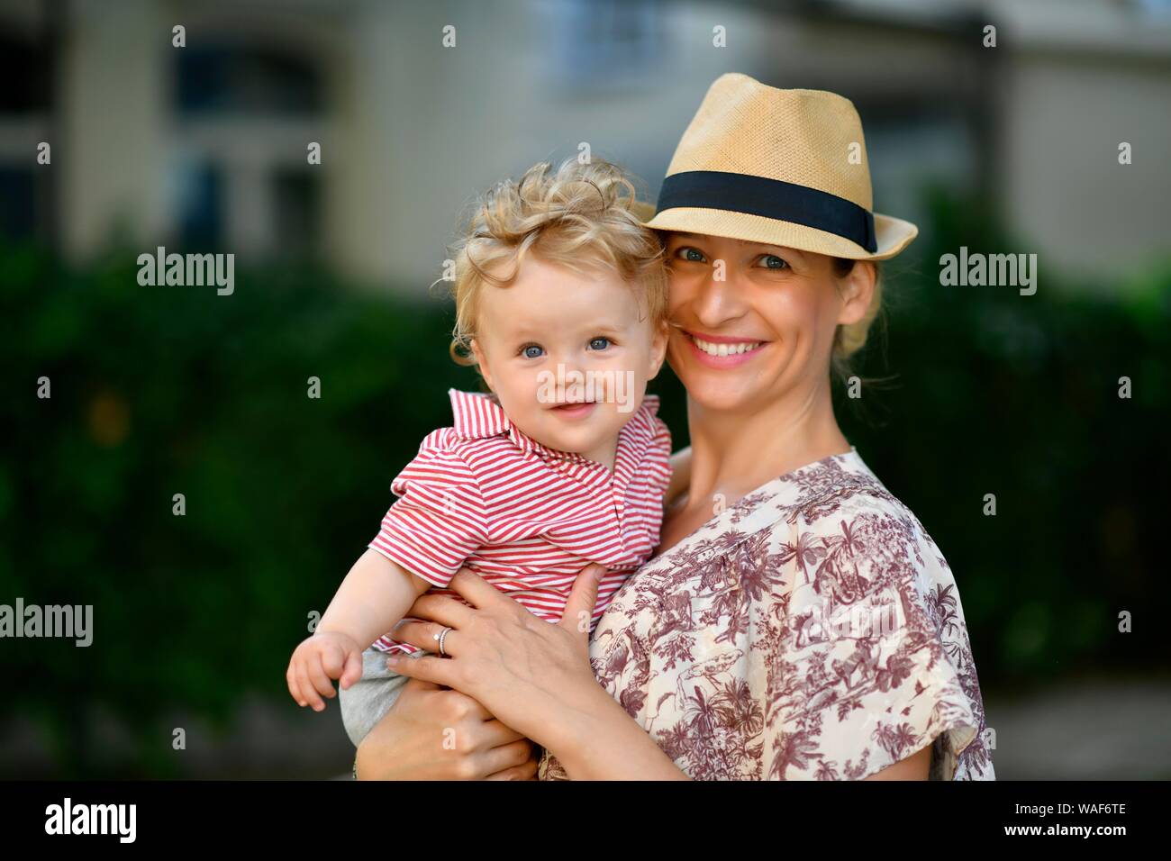 Mère avec bébé, 8 mois, Baden-Wurttemberg, Allemagne Banque D'Images