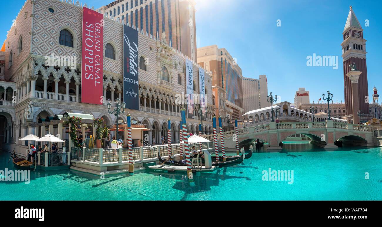 Venetian Resort Hotel, en face d'un lagon artificiel avec une gondole, réplique du clocher Campanile et le pont du Rialto, Las Vegas, Nevada, USA Banque D'Images