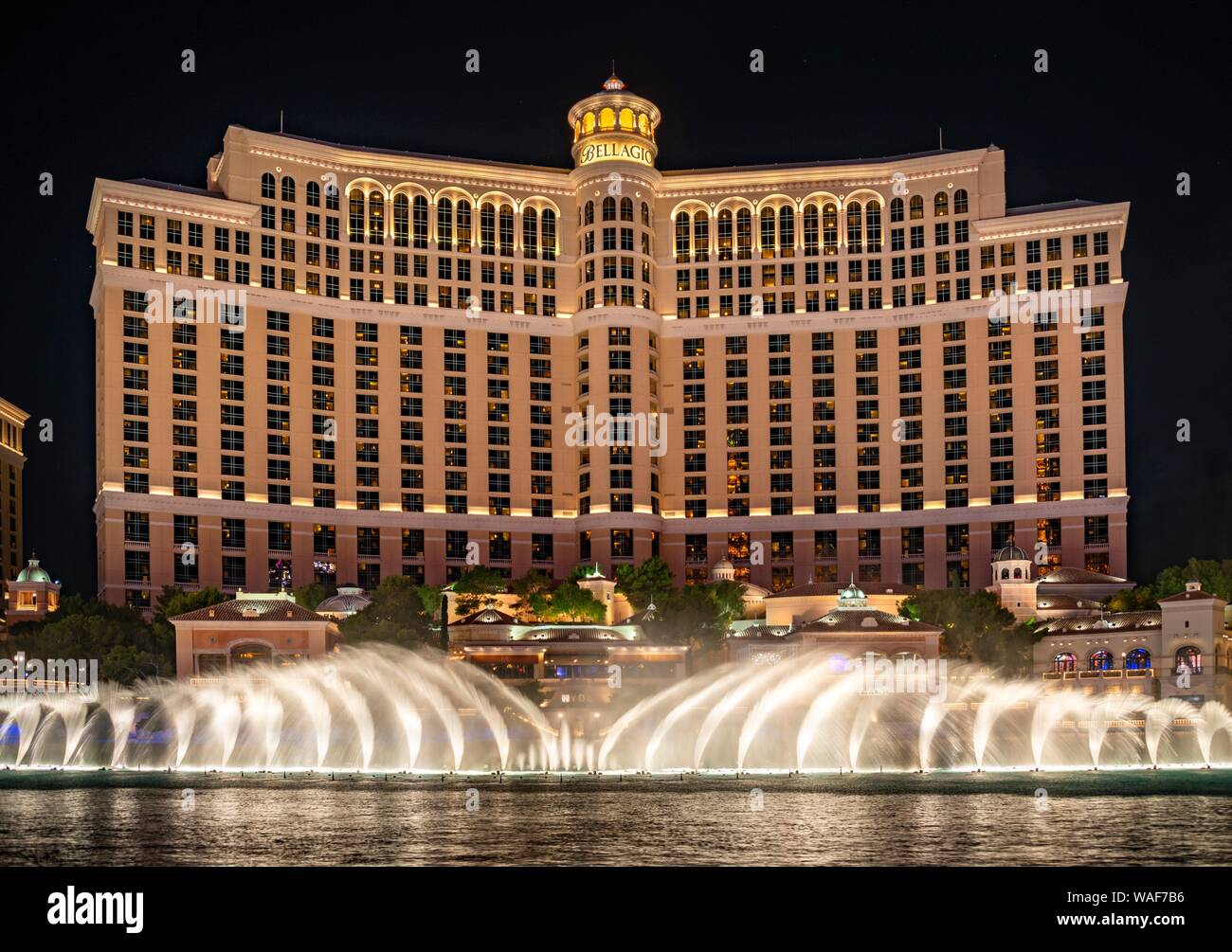 Spectacle de lumière et de l'eau fontaines, fontaine en face de l'hôtel  Bellagio, photo de nuit, luxury hotel, Las Vegas Strip, Las Vegas  Boulevard, Las Vegas Photo Stock - Alamy