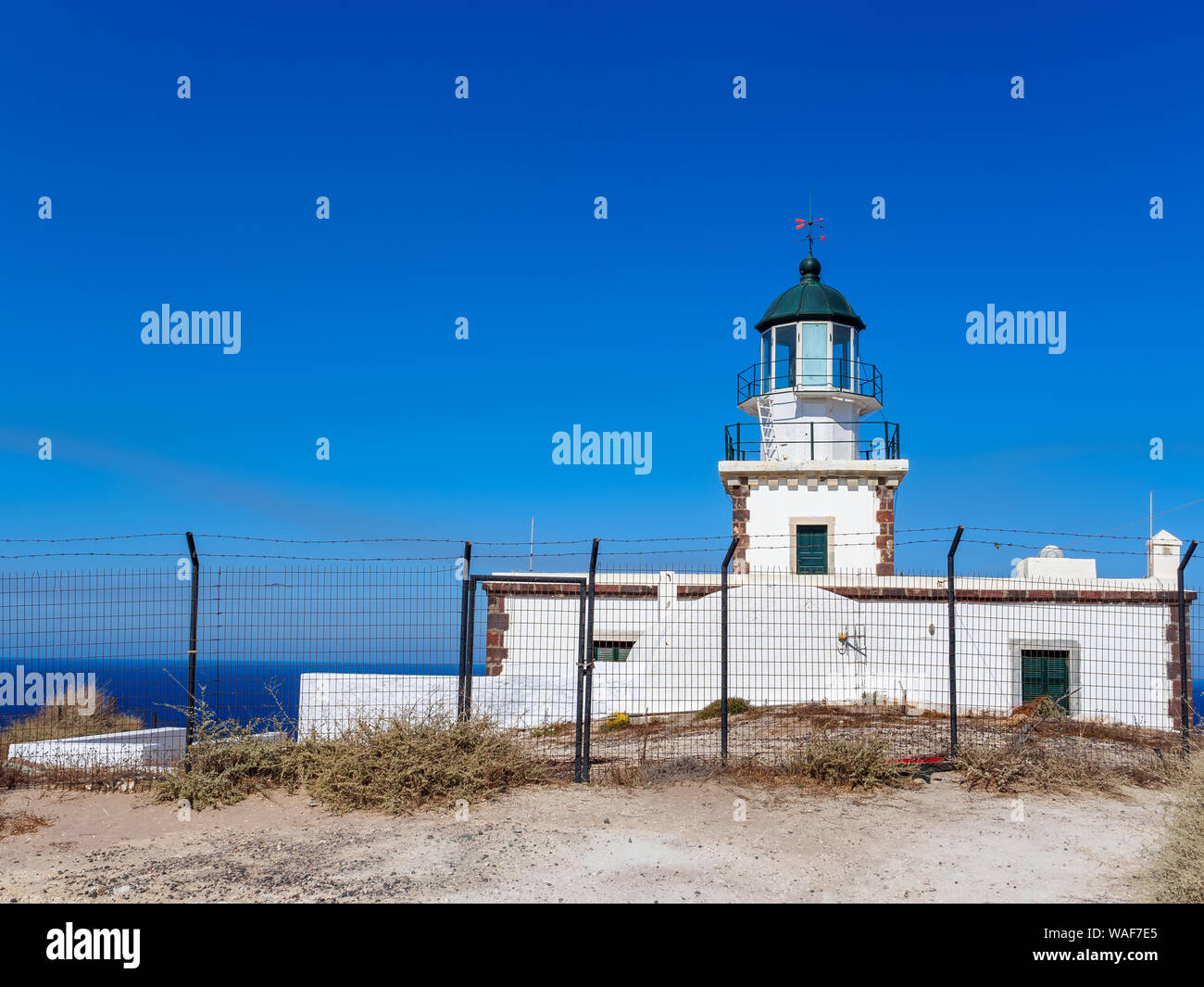 Faros (Phare d'Akrotiri) avec ciel clair - Santorini Grèce Banque D'Images