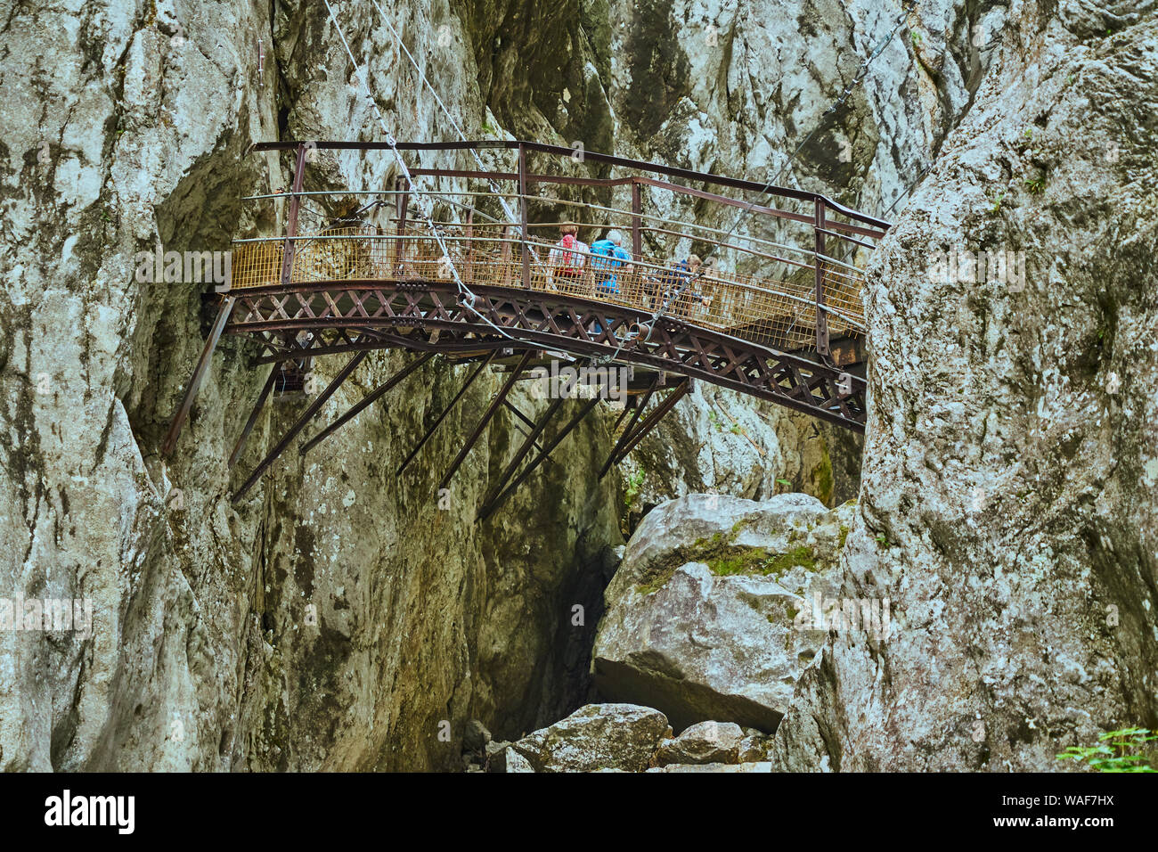 Garmisch-Partenkirchen, Allemagne, le 7 août, 2019. : petit passage étroit wobbly pont sur la gorge de Höllentalklamm dans les Alpes bavaroises Banque D'Images