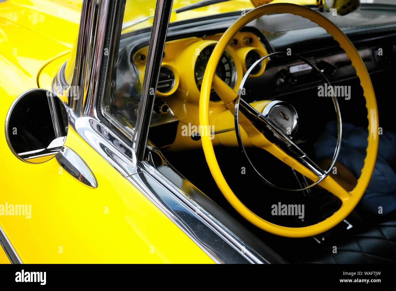 Détail d'une Chevrolet Bel Air jaune avec volant et planche de bord, Oldtimer Festival golden oldies, Krofdorf-Gleiberg, Allemagne Banque D'Images