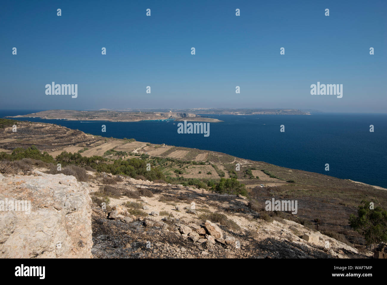 Voir l'île de Gozo de Malte avec en arrière-plan. À partir de l'arrêt de ferry à Mgarr on peut marcher jusqu'à la colline au-delà du grand hôtel. Banque D'Images